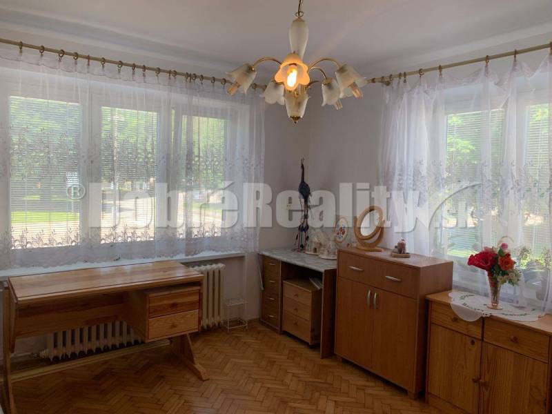ZNÍŽENÁ CENA !!! - Väčší 1 izb. byt na vyvýšenom prízemí v Novej Dubni