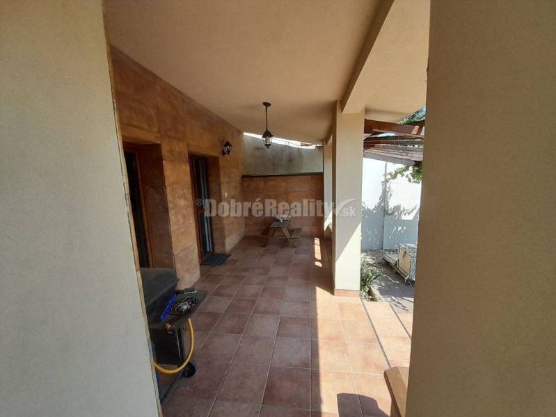 4 izbový Rodinný dom s bazénom neďaleko centra v Nových Zámkoch