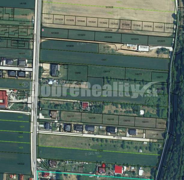 Jedinečný pozemok pod lesom v obci Sokolovce 675m2 – tiché miesto s ve