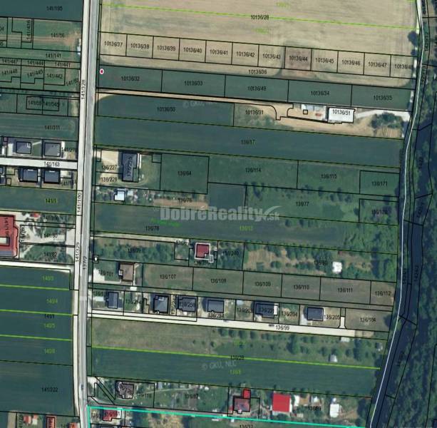 Jedinečný pozemok pod lesom v obci Sokolovce 675m2 – tiché miesto s ve