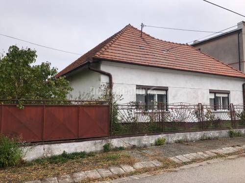 Rodinný dom s veľkým pozemkom na predaj...