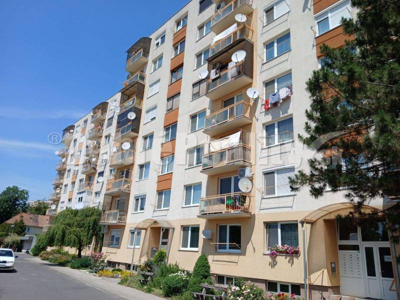 Priestranný 3-izbový byt s balkónom – Hviezdoslavova ulica, Levice