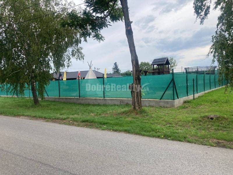 DOBRÉ REALITY - Nadštandardný stavebný pozemok na výstavbu RD alebo by