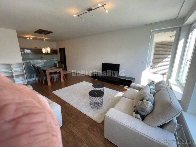 PRENÁJOM: VEĽKÝ 2 IZBOVÝ BYT S TERASOU A GARÁŽOVÝM STÁTÍM