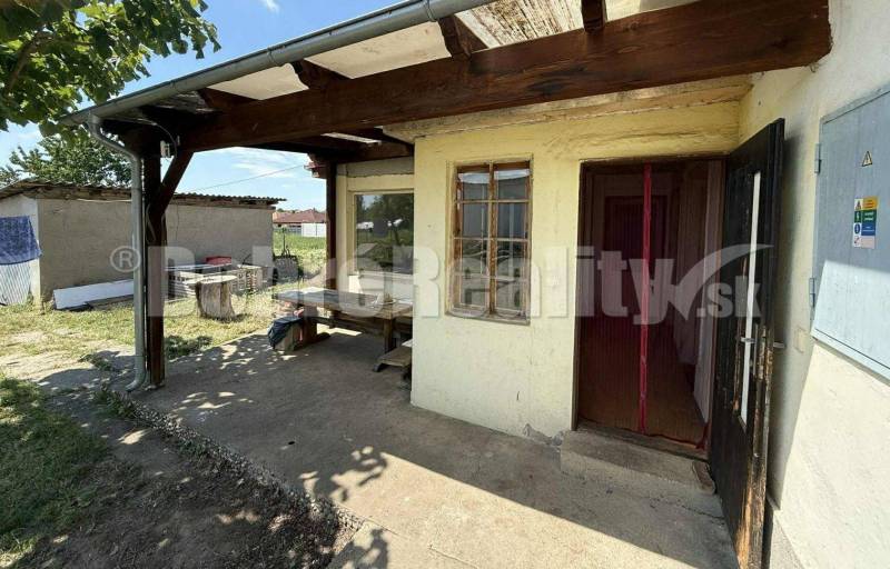 Na predaj: Starší rodinný dom s potenciálom, Mojmírovce pri Nitre