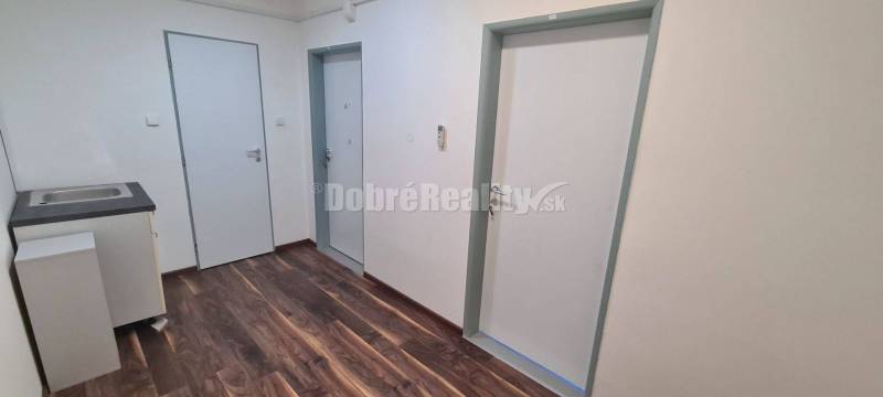Dobré reality-na prenájom 2x klimatizované miestnosti, spoločná chodba