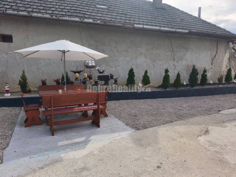 Zachovalý 3 izbový domček v Seliciach k okamžitému nasťahovaniu . Zachovalý 3 izbový domček v Seliciach k okamžitému nasťahovaniu .