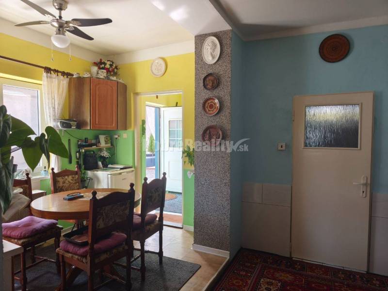 Zachovalý 3 izbový domček v Seliciach k okamžitému nasťahovaniu . Zachovalý 3 izbový domček v Seliciach k okamžitému nasťahovaniu .