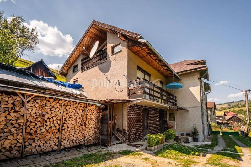 PREDAJ: Veľký rodinný dom s hospodárskym zázemím, dielňami a záhradou,