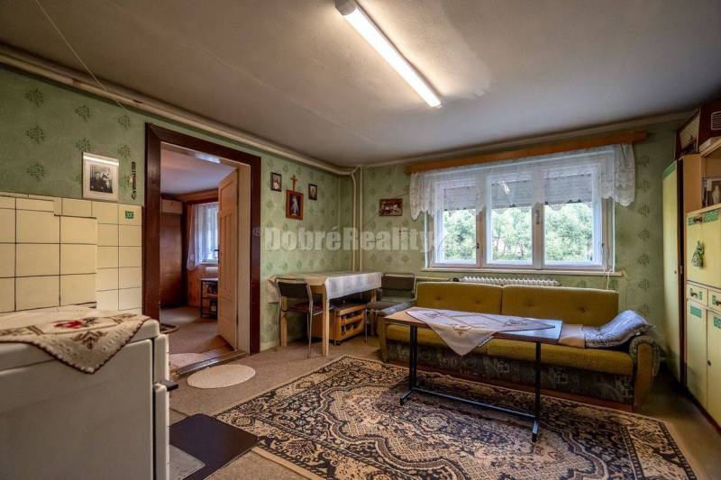 PREDAJ: Poctivý rodinný dom s prístavbou na konci ulice, 330 m2, Čiern