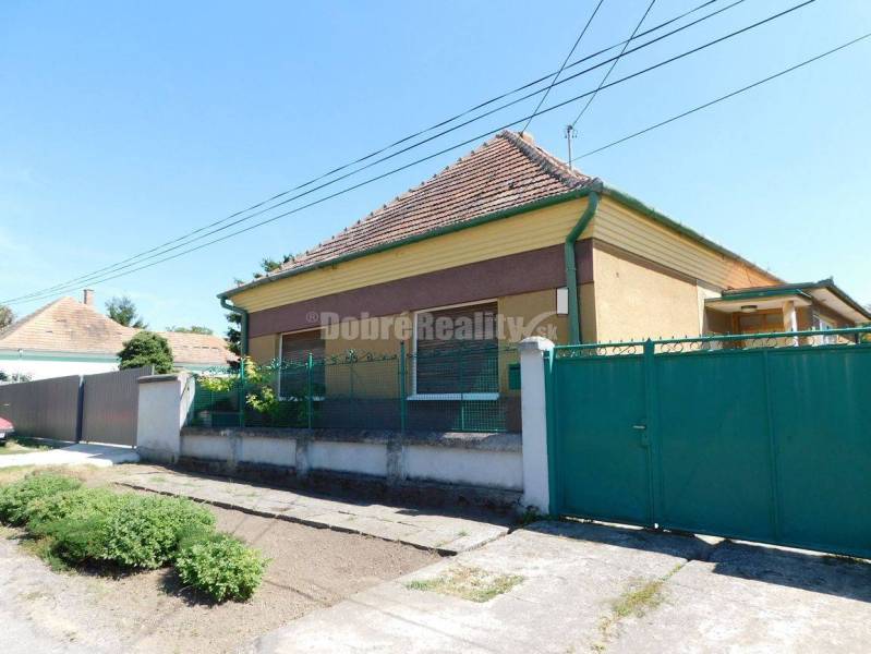 Ponúkame Vám na predaj 4-izb. rodinný dom vo Dvoroch nad Žitavou len 8 Ponúkame Vám na predaj 4-izb. rodinný dom vo Dvoroch nad Žitavou len 8