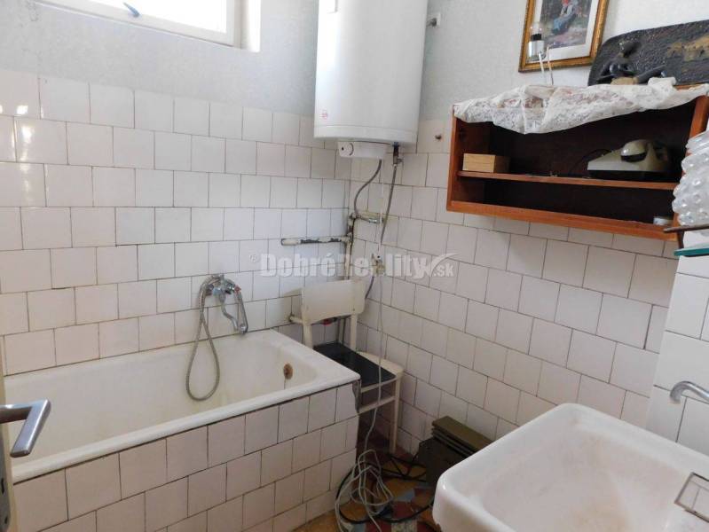 Ponúkame Vám na predaj 4-izb. rodinný dom vo Dvoroch nad Žitavou len 8 Ponúkame Vám na predaj 4-izb. rodinný dom vo Dvoroch nad Žitavou len 8