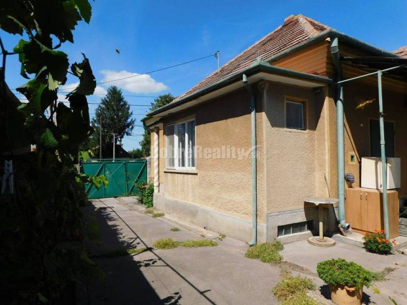 Ponúkame Vám na predaj 4-izb. rodinný dom vo Dvoroch nad Žitavou len 8