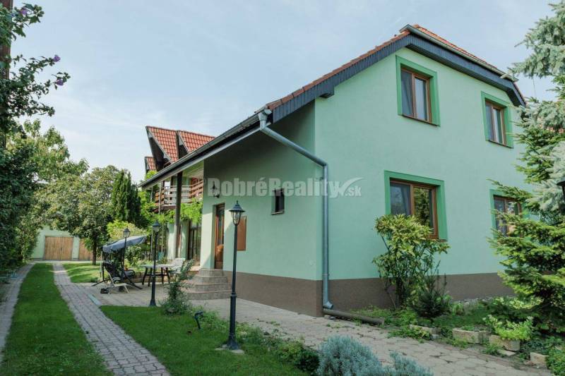 Ponúkame Vám na predaj 2 samostatné bytové jednotky -rodinný dom v obc