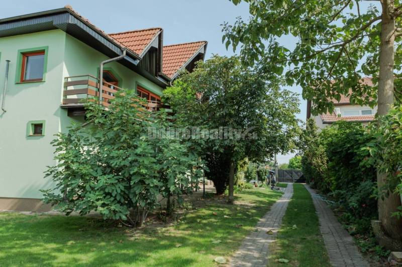 Ponúkame na predaj 2 rodinné domy na jednom pozemku v obci Dvory nad Ž