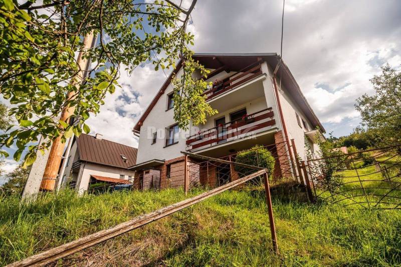 REZERVOVANÝ: 5 izbový rodinný dom pod Urbanovým vrchom, 303 m2, Čierny