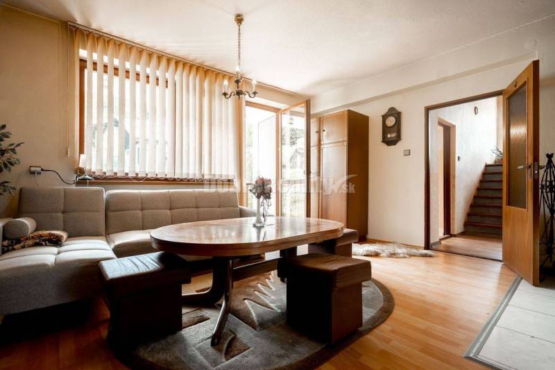 REZERVOVANÝ: 5 izbový rodinný dom pod Urbanovým vrchom, 303 m2, Čierny