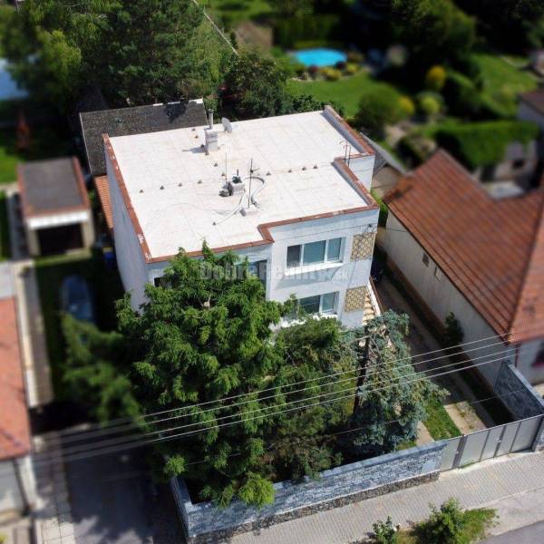 Dvojgeneračný RD v Ludaniciach, tichá ulica