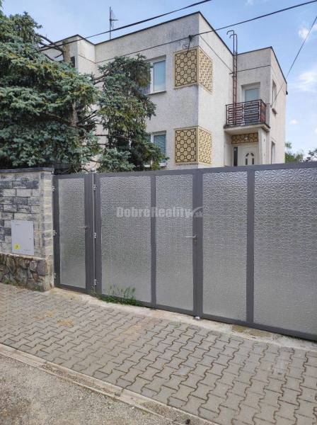 Dvojgeneračný RD v Ludaniciach, tichá ulica