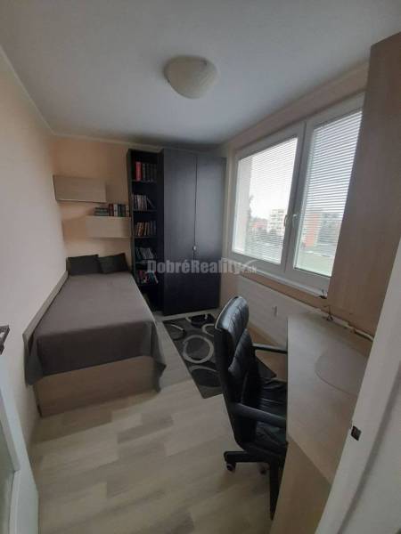 Prerobený 4 izbový byt Nové Zámky s dvomi balkónmi