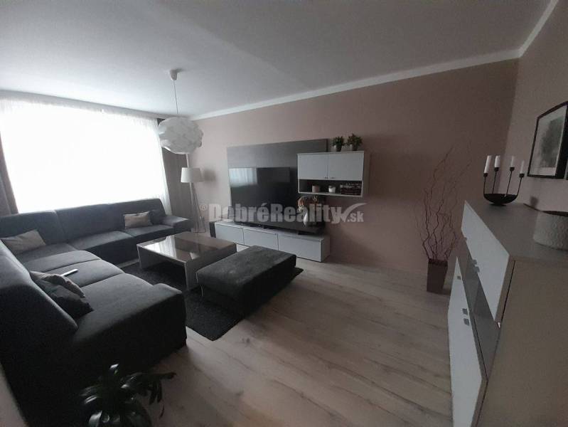 Prerobený 4 izbový byt Nové Zámky s dvomi balkónmi