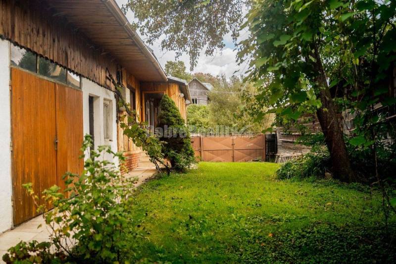 PREDAJ: Drevenica pri Ždiarskom potoku s príjemnou verandou, 135 m2, P