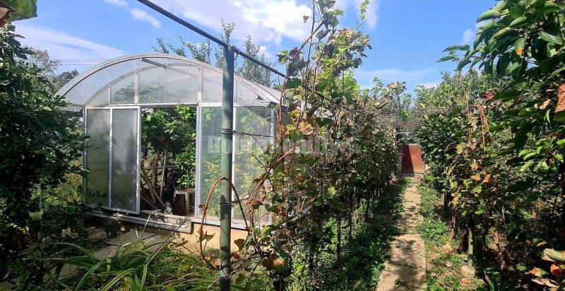 Dobré reality ponúkajú na predaj poschodový 5-izb. RD+ garáž, skleník,