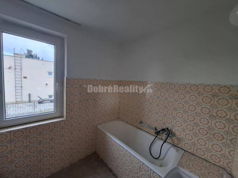 Dobré reality ponúkajú na predaj poschodový 5-izb. RD+ garáž, skleník,