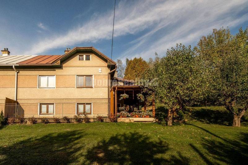 PREDAJ: Dom s dvoma bytmi, terasou a záhradou – priestor pre pokojný ž