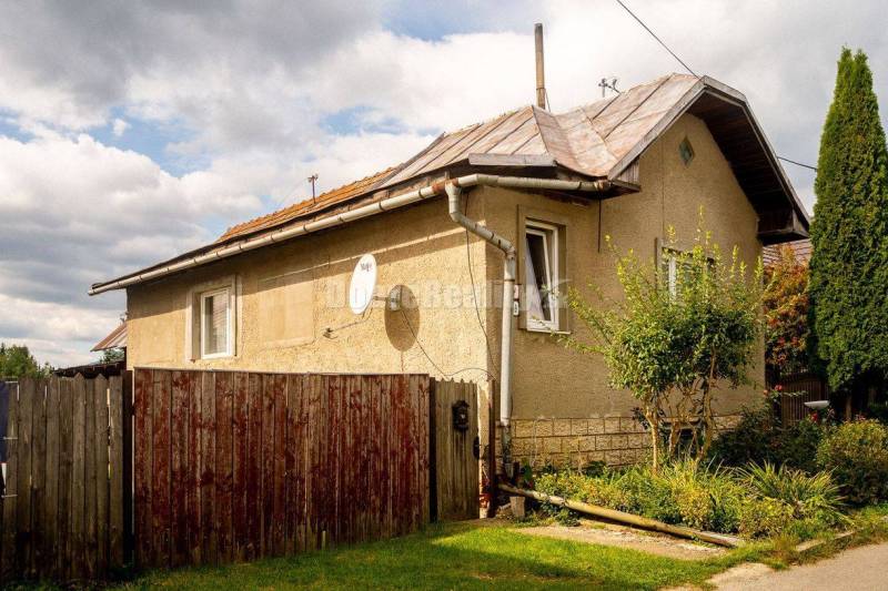 PREDAJ: 4 izbový gazdovský dom v tichej ulici, 136 m2, Polomka 