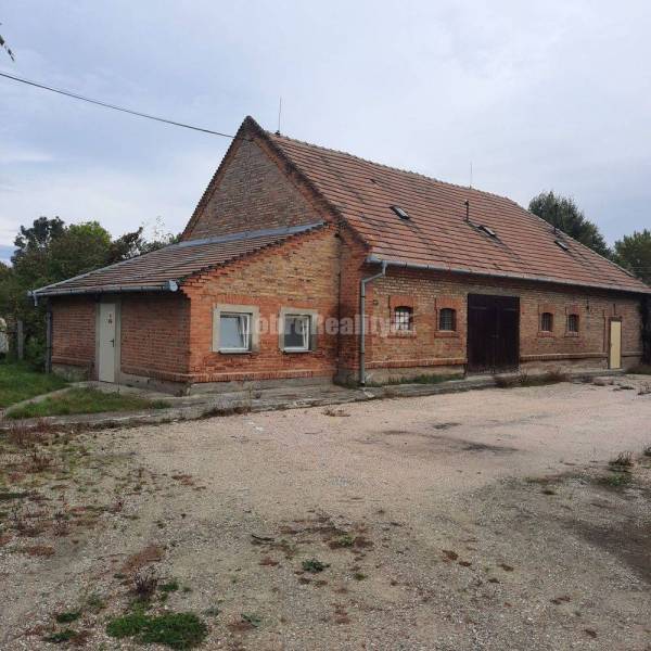 Dobré reality ponúkajú na predaj areál na podnikanie, s možnosťou vlas