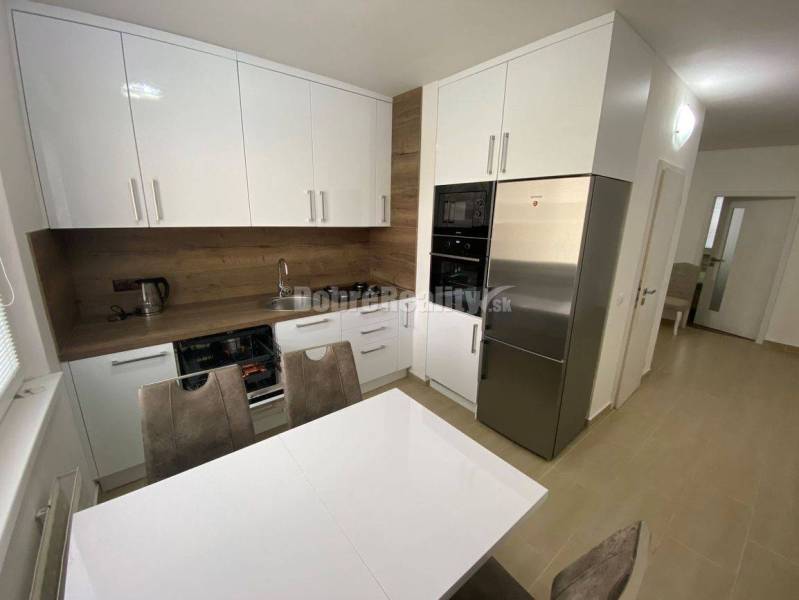 DOBRÉ REALITY ponúkajú na predaj luxusný, zariadený 4-izbový byt v Rim