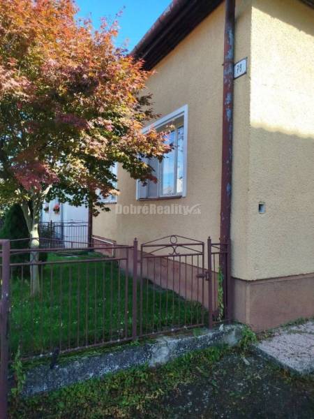 Rodinný  dom s veľkým pozemkom v tichom a krásnom prostredí pod Považs