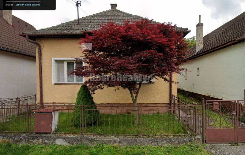 Rodinný  dom s veľkým pozemkom v tichom a krásnom prostredí pod Považs