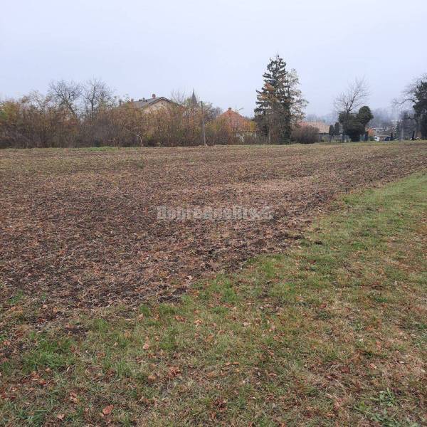 Dobré reality ponúkajú na predaj stavebný pozemok v obci Farná !