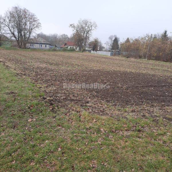 Dobré reality ponúkajú na predaj stavebný pozemok v obci Farná !