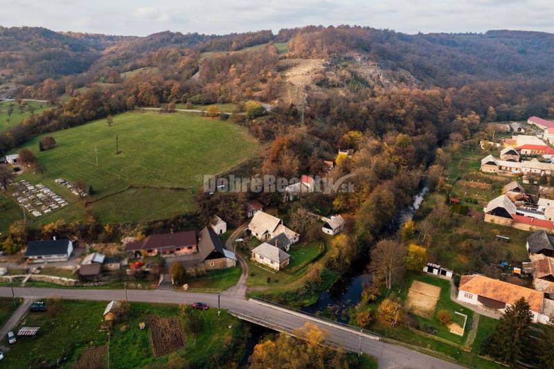 PREDAJ: Rodinný dom so záhradou, hospodárskymi stavbami a pôvodným mly