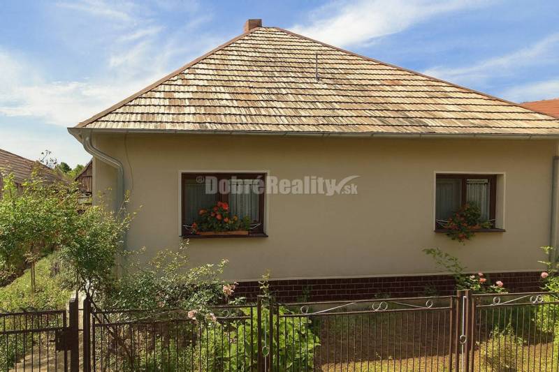 Dobré Reality ponúkajú priestranný rodinný dom s altánkom, garážou a  