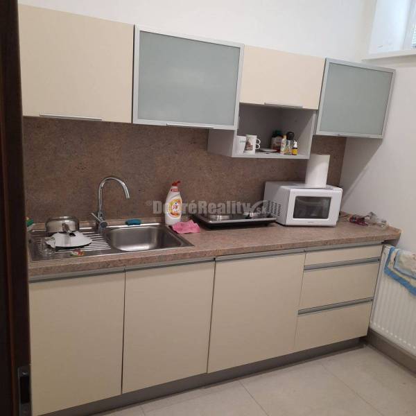 Komerčné priestory Nitrianska cesta v Nových Zámkoch na prenájom !