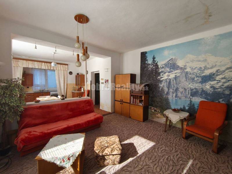 Viacgeneračný rodinný dom v pôvodnom stave ,super dispozícia , veľký p