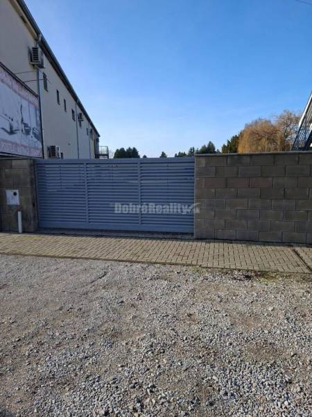 Prenájom 800 m2, rovná plocha - oplotená, Nitrianska cesta, Nové Zámky