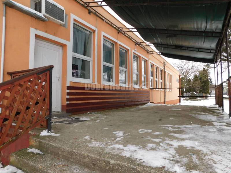 Ponúkame Vám na predaj zaujímavý prevádzkový areál s dvomi samostatným