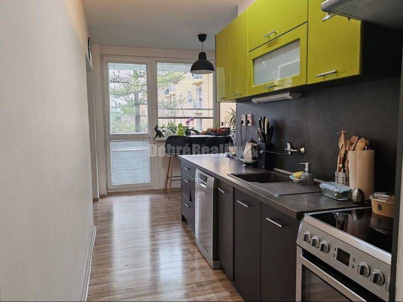 PRENÁJOM: VEĽKÝ 3 IZBOVÝ BYT S BALKÓNOM, CENTRUM