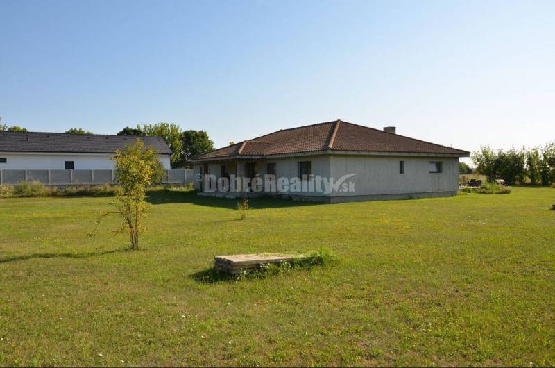 DOBRÉ REALITY -  priestranný rodinný dom s veľkým pozemkom vo Veľkom H