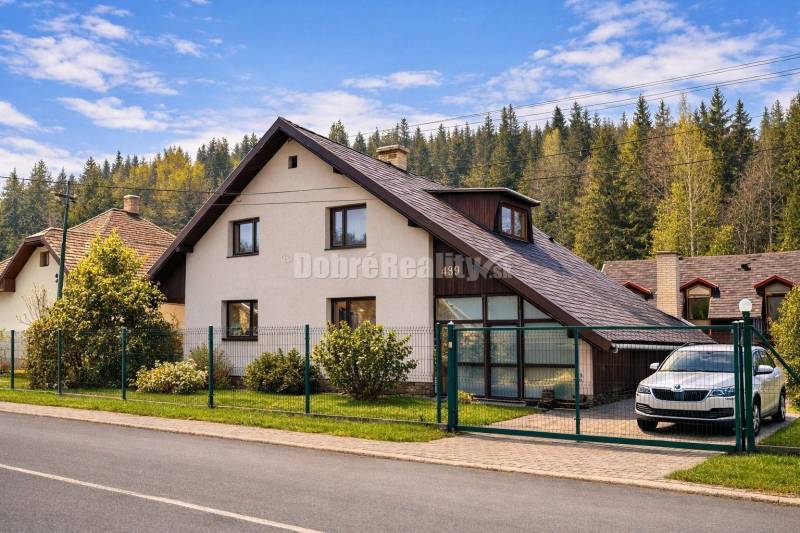 PREDAJ: Rodinný dom so zimnou záhradou a samostatnou obytnou prístavbo