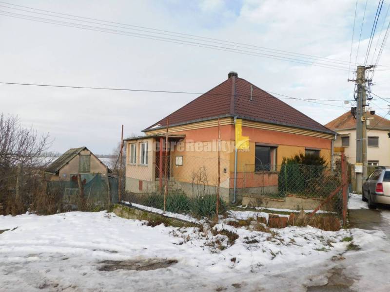 Ponúkame Vám na predaj 3-izb. rodinný dom vo Dvoroch nad Žitavou len 8