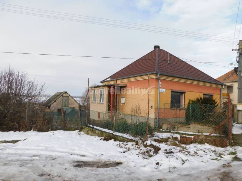 Ponúkame Vám na predaj 3-izb. rodinný dom vo Dvoroch nad Žitavou len 8