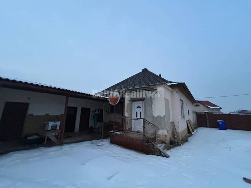 Novinka v obci Neded, pôvodný 3 - izbový rodinný dom na predaj.