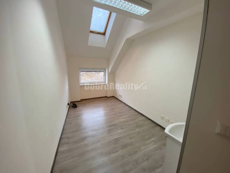 DOBRÉ  REALITY  ponúkajúú na prenájom peknú menšiu kancelária alebo ko