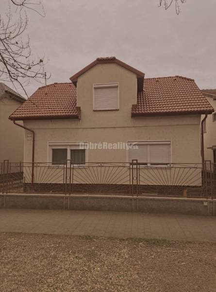 Dobré reality ponúkajú na predaj 4 i rodinný dom v Nových Zámkoch !
